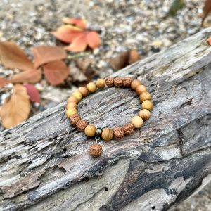 Szantálfa és rudraksha karkötő