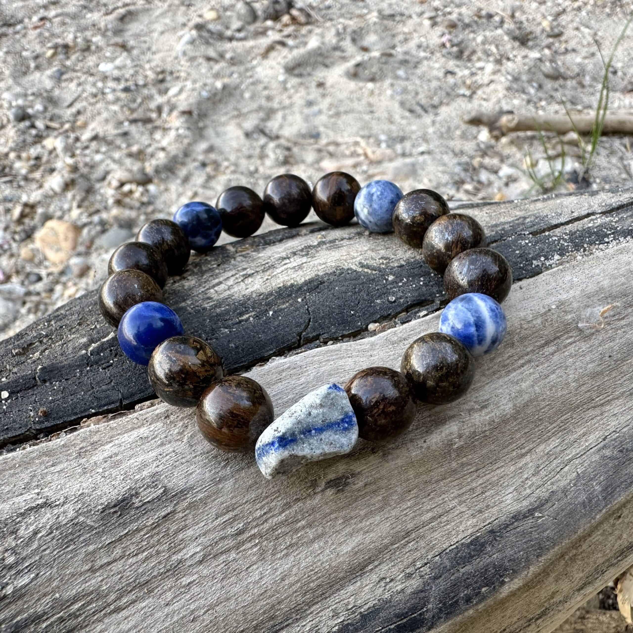 Bronzit, szodalit és nyers lapis lazuli karkötő