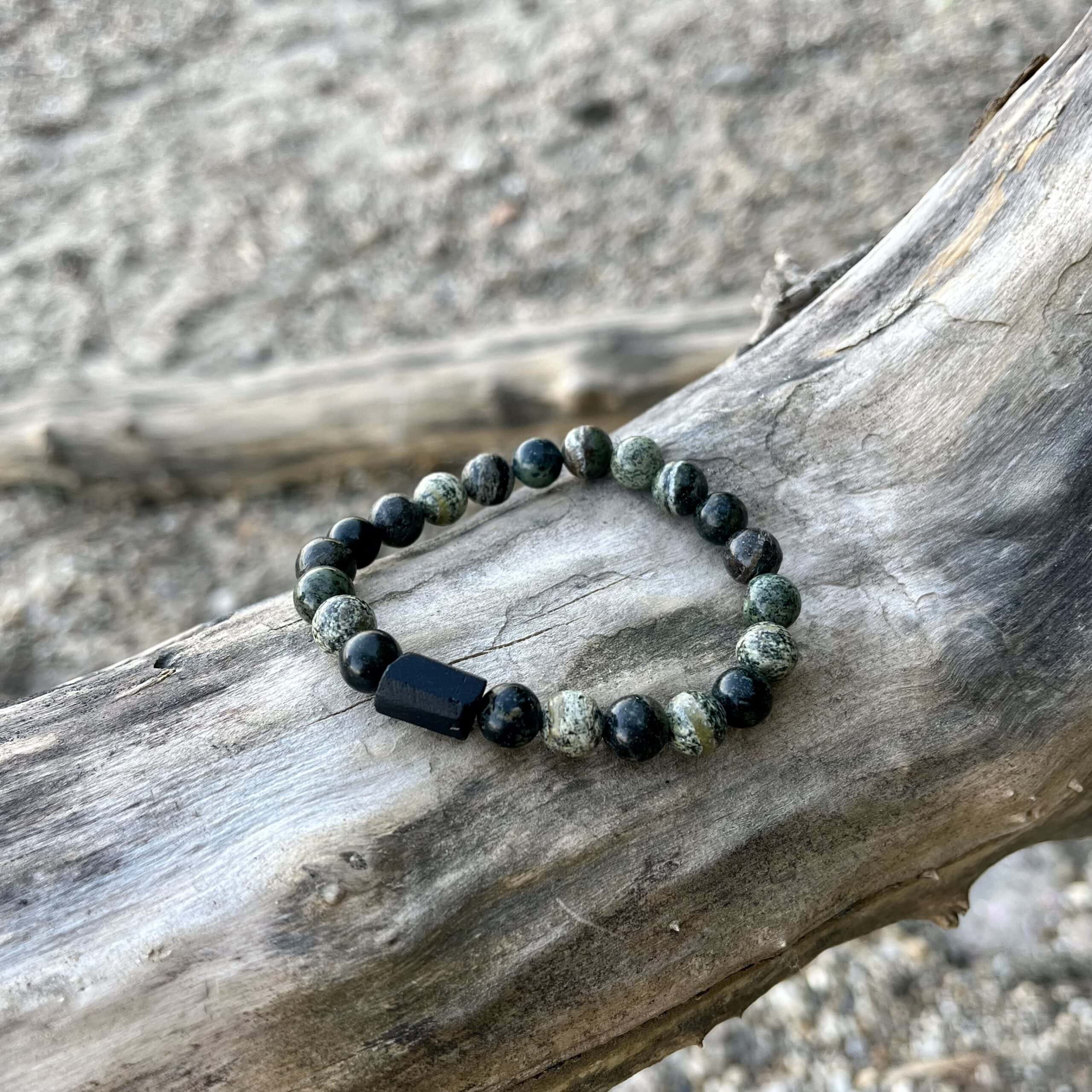 Kambaba jáspis, nemesszerpentin és nyers fekete turmalin karkötő