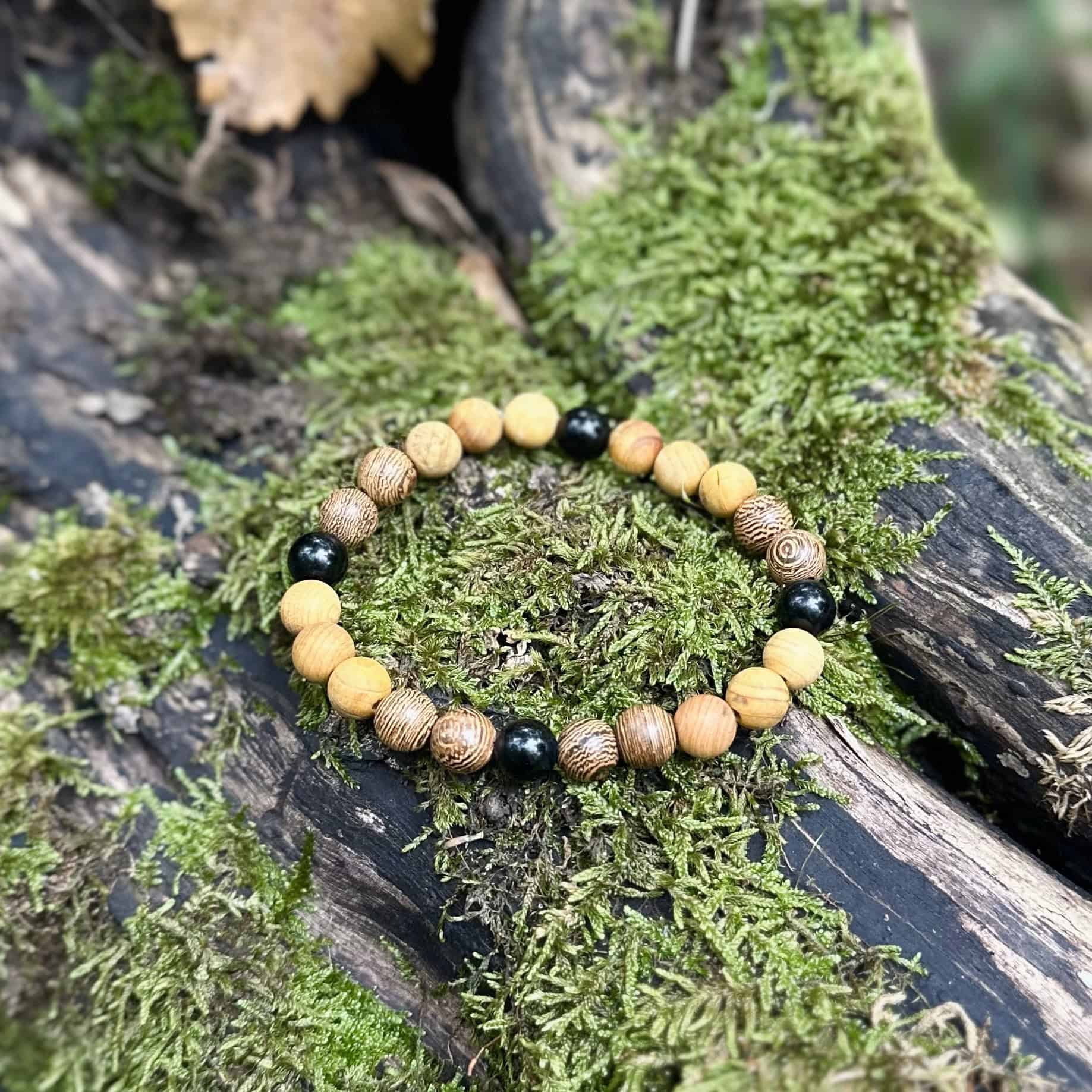 Obszidián, szantálfa és wengefa karkötő